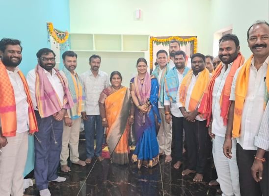 అలియాబాద్‌లో ఘనంగా ఇందిరమ్మ ఇంటి గృహప్రవేశం.. ప్రారంభించిన మున్సిపల్ చైర్మన్ శిరీష, కాంగ్రెస్ అధ్యక్షుడు రమేష్