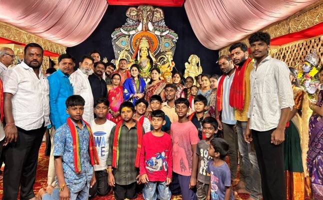 దుర్గామాత ఆశీస్సులతో ప్రజలంతా సుఖసంతోషాలతో ఉండాలి.. దేవరయాంజాల్‌లో అమ్మవారిని దర్శించుకున్న ఈటల సుష్మిత