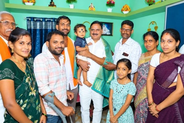 హోదా కేంద్ర మంత్రి.. ఆత్మీయతలో సామాన్య కార్యకర్త!  అభివృద్ధి పనుల పర్యటనలో ఆత్మీయ మజిలీ  బీజేపీ మండల అధ్యక్షుడు నాగబాబు ఇంటికి స్వయంగా వెళ్లిన భూపతిరాజు శ్రీనివాస వర్మ