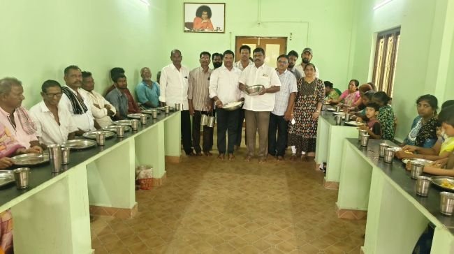 గౌడ సంఘం నేత చెంచు రామారావు జన్మదినం సందర్భంగా అన్నదానం, పండ్ల పంపిణీ
