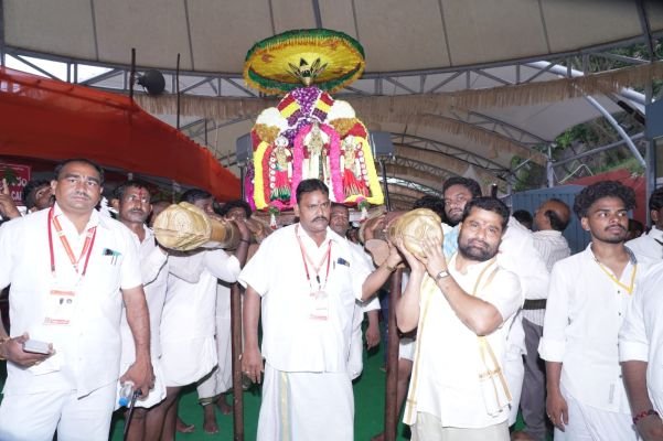 వైభవంగా దుర్గా మల్లేశ్వరుల నాల్గవ రోజు దివ్య నగరోత్సవం