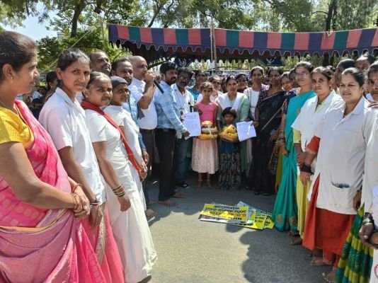 ఎన్.హెచ్.ఎం ఉద్యోగుల వినూత్న నిరసన  -- బోడెమ్మలు వేసి బతుకమ్మకు వినతిపత్రం అందించిన మహిళలు  -- నారాయణపేటలో 2వ రోజు కొనసాగిన సమ్మె