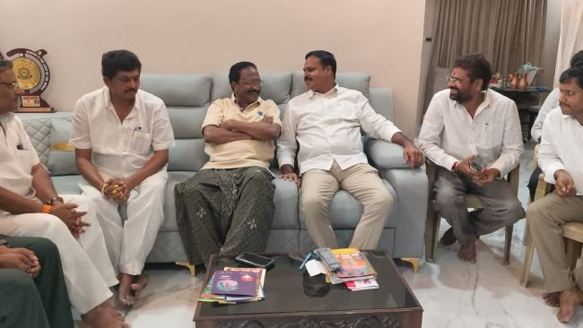 మున్సిపల్ మాజీ వైస్ చైర్మన్ ను పరామర్శించిన వైయస్సార్సీపీ వడ్డీ రఘురాం 
