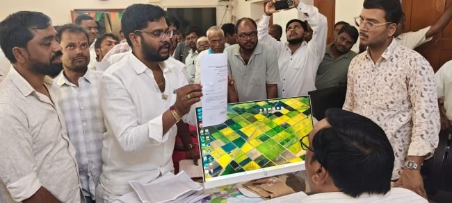 తహసిల్దార్ కార్యాలయాన్ని ముట్టడించిన పేరుగూడ రైతులు 