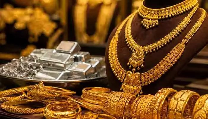 పండుగల వేళ బంగారం ప్రియులకు తీపి కబురు.. భారీగా దిగొచ్చిన పసిడి, వెండి ధరలు