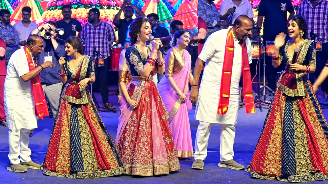 మల్లారెడ్డి యూనివర్సిటీలో శ్రీలీల సందడి.. బతుకమ్మ, దాండియా వేడుకల్లో మాస్ జాతర