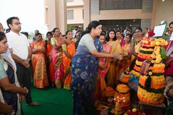 కలెక్టరేట్ ఆవరణలో ఘనంగా బతుకమ్మ వేడుకలు
