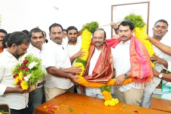 మాగుంటను కలిసిన టిడిపి నేతలు.