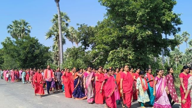 పాదయాత్రగా పోచమ్మ చెంతకు దుర్గామాత మాలధారణ స్వాములు