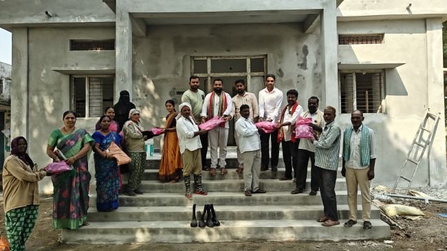కార్మికులకు దుస్తులు మరియు సరుకులు అందజేత 