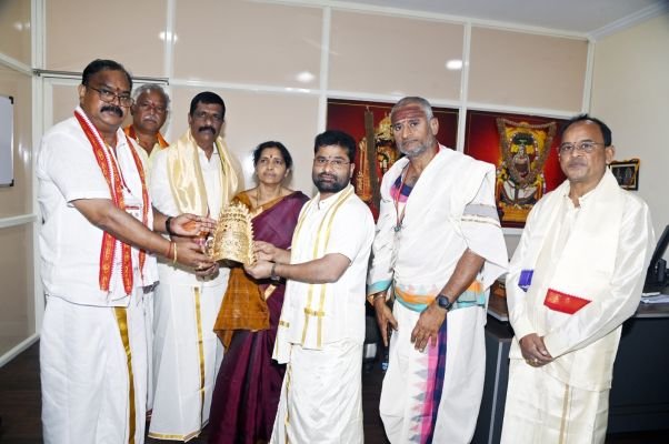కనకదుర్గమ్మకు రూ.75 లక్షల విలువైన స్వర్ణ కిరీటం బహూకరణ
