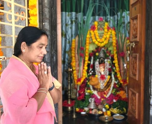 ఎల్లమ్మకు ప్రత్యేక పూజలు నిర్వహించిన ఎమ్మెల్యే పరిటాల సునీతమ్మ 