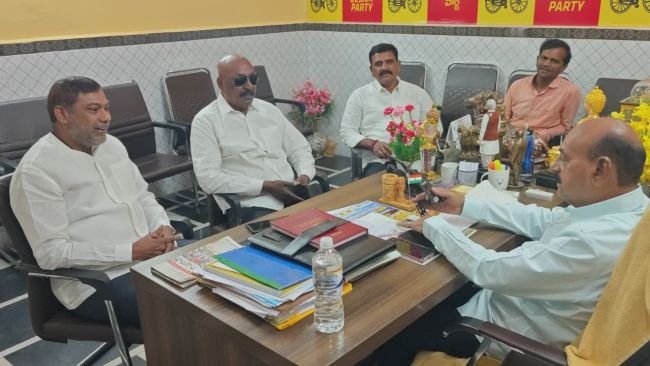 మంత్రి ఫరూక్ టీడీపీ సీనియర్ నేత ఎవి సుబ్బారెడ్డి భేటి- ఎన్నికల కార్యాచరణపై సుధీర్ఘ చర్చ