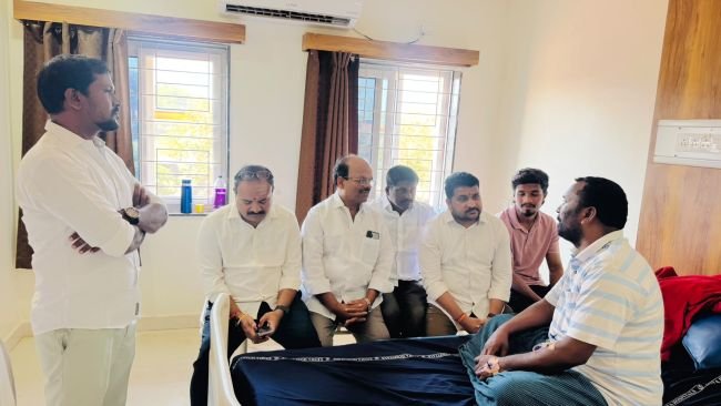 అనారోగ్యంతో చికిత్స పొందుతున్న భూమోళ్ల కృష్ణయ్య కు  శుభ ప్రద్ పటేల్ పరామర్శ
