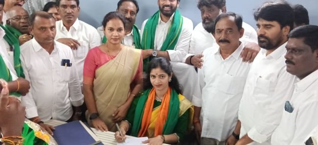 ఘనంగా నేరేడుచర్ల మార్కెట్ కమిటీ పాలకవర్గం ప్రమాణ స్వీకారం  చైర్‌పర్సన్‌గా రంగినేని స్పందన రాజీవ్‌.. వైస్‌ చైర్మన్‌గా మునగాల భాస్కర్‌రెడ్డి బాధ్యతల స్వీకరణ