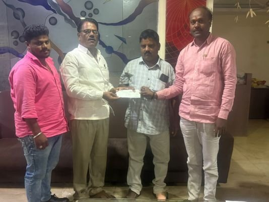 అనారోగ్య బాధితుడికి సీఎంఆర్‌ఎఫ్‌ చెక్కు అందజేత