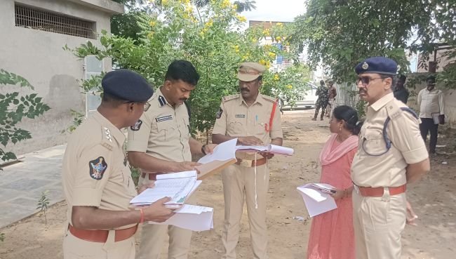 అద్దంకిలో పోలింగ్ కేంద్రాలను పరిశీలించిన జిల్లా ఎస్పీ హర్షవర్ధన్ రాజు