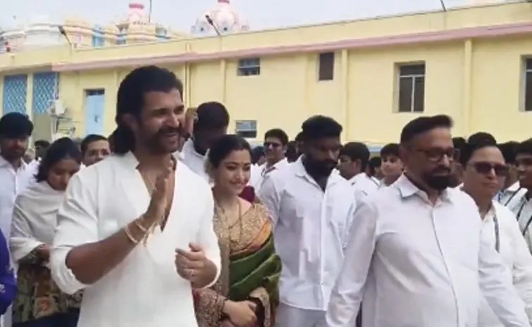 పుట్టపర్తి ప్రశాంతి నిలయంలో విజయ్ దేవరకొండ, రష్మిక సందడి.. ప్రత్యేక పూజలు చేసిన 'విరోష్' జంట!