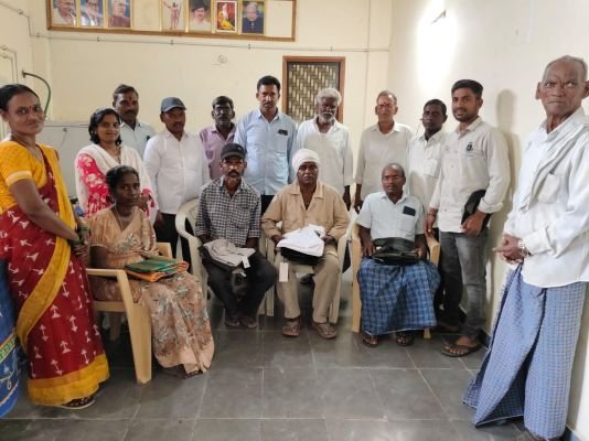 గ్రామ పంచాయతీ సిబ్బందికి సర్పంచ్ దసరా కానుక