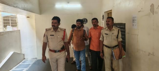 స్థానిక సంస్థ ఎన్నికల నేపథ్యంలో పోలింగ్ కేంద్రాలు పరిశీలన 