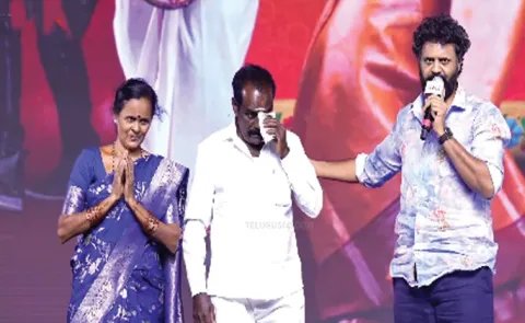 'క్రేజీ కల్యాణం' ఈవెంట్‌లో కన్నీళ్లు పెట్టుకున్న డైరెక్టర్.. వేదికపైనే తల్లిదండ్రులను హగ్ చేసుకుని ఎమోషనల్!