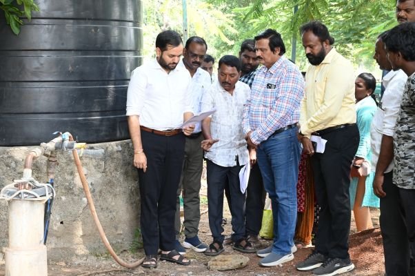 వర్షపు నీటి సంరక్షణ పనులను వేగవంతం చేయాలి – జిల్లా కలెక్టర్ దీపక్ తివారీ