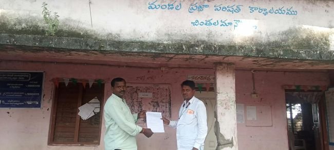 చెరువు కట్ట రహదారి అధ్వానం.. మరమ్మతులు ఎప్పుడు?