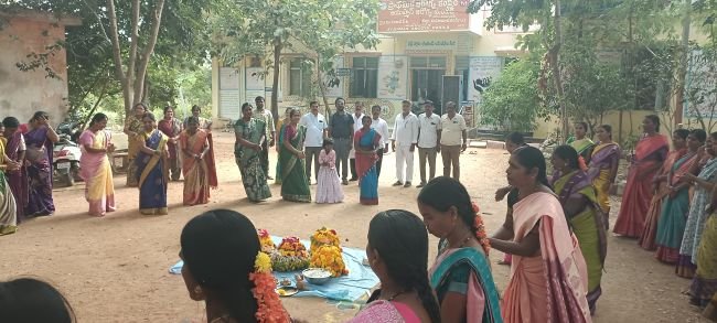 వైద్య కేంద్రంలో బతుకమ్మ సంబరాలు