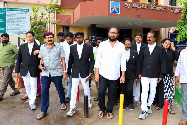 నెల్లూరు జిల్లా కోర్టుకు హాజరైన మాజీ మంత్రి నల్లపరెడ్డి..