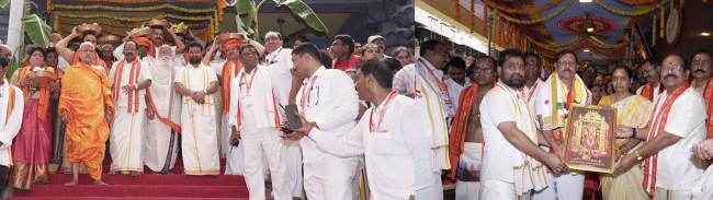 శ్రీ కనకదుర్గమ్మకు శ్రీశైలం దేవస్థానం పట్టు వస్త్రాల సమర్పణ