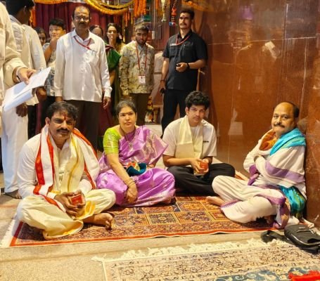 ఇంద్రకీలాద్రిపై కనకదుర్గమ్మను దర్శించుకున్న ఎమ్మెల్యే ఏలూరి •కుటుంబ సమేతంగా అమ్మవారికి ప్రత్యేక పూజలు