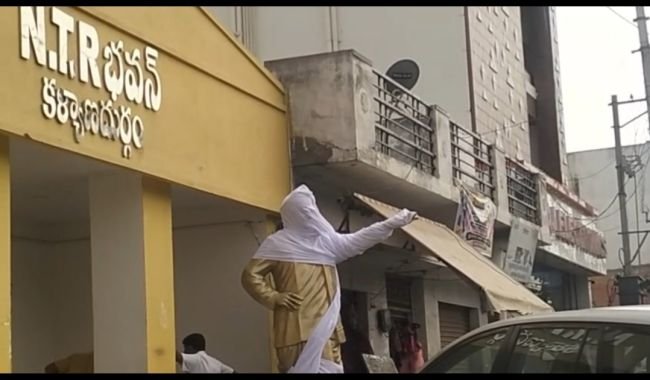 ఎన్నికల నియామవళి అమలుతో ప్రముఖ విగ్రహాలకు ముసుగు.