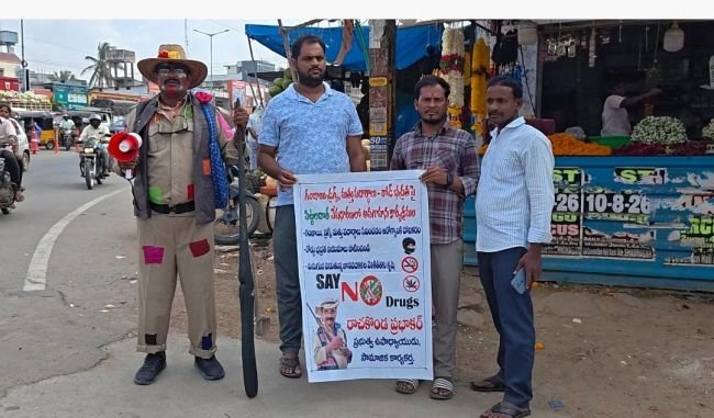 సామాజిక చైతన్యం కోసం పిట్టలదొర వేషం....
