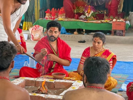 దుర్గామాత చండీ హోమంలో మేయర్ దంపతులు
