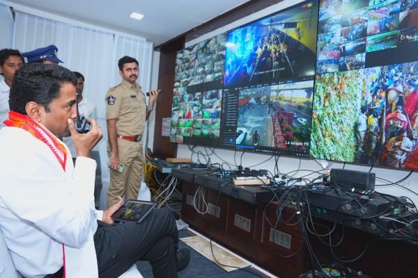 భక్తుల సేవలో కలెక్టర్ నిరంతర పర్యవేక్షణ…  కమాండ్‌ కంట్రోల్‌ కేంద్రంతో పాటు క్షేత్రస్థాయిలో విస్తృత తనిఖీలు