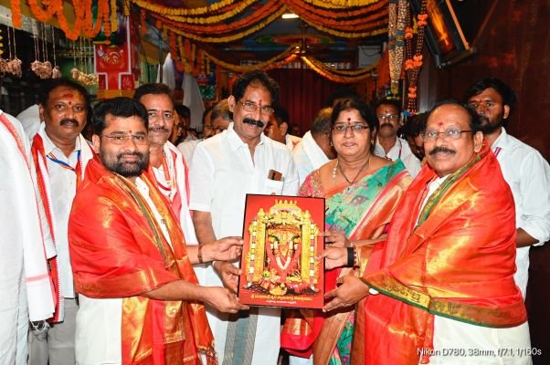 అమ్మవారికి పట్టు వస్త్రాలు సమర్పించిన అన్నవరం దేవస్థానం అధికారులు