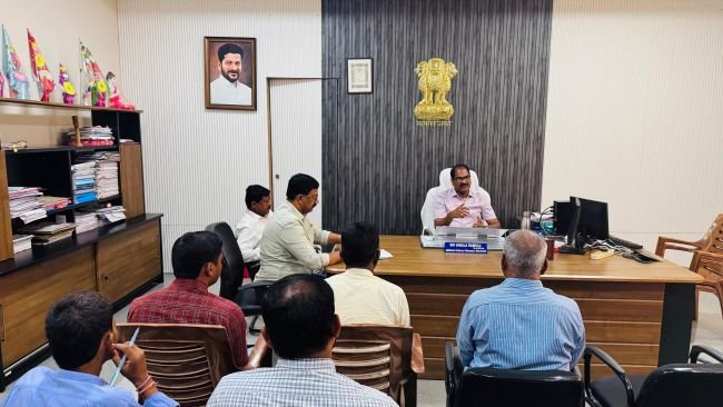 పెండింగ్ దరఖాస్తులను త్వరితగతిన పరిష్కరించాలి. • జిల్లా అదనపు కలెక్టర్ (రెవెన్యూ) వి.రాములు 