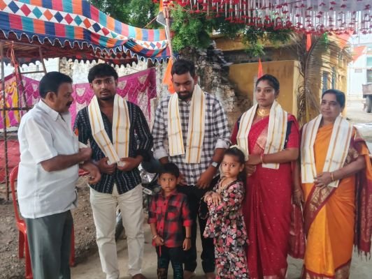 శ్రీ లక్ష్మీ వెంకటేశ్వర స్వామికి పట్టు వస్త్రాలు సమర్పించిన సాయి దంపతులు