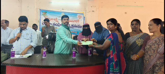 98 మంది లబ్ధిదారులకు చెక్కుల పంపిణీ