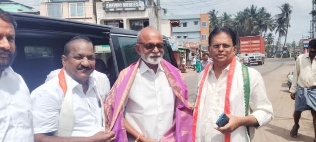 మాజీ మంత్రికి రఘువీరారెడ్డికి స్వాగతం పలికిన కాంగ్రెస్ శ్రేణులు