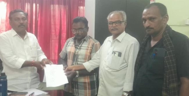 విలీన గ్రామాల్లో ఉపాధి పనులు కల్పించాలి.  పాలకొల్లు ఎంపీడీవోకు వ్యవసాయ కార్మిక సంఘం నాయకుల వినతి.