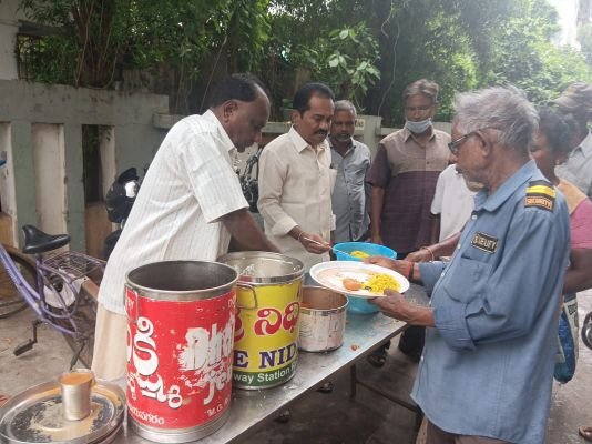 సుధారాణి మెమోరియల్ ట్రస్ట్ ఆధ్వర్యంలో అన్నదానం