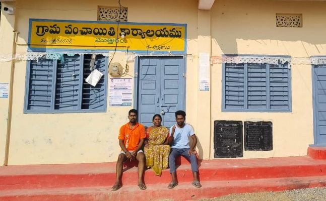 ఇందిరమ్మ ఇళ్ల జాబితాలో పేరు లేదని మహిళ నిరసన