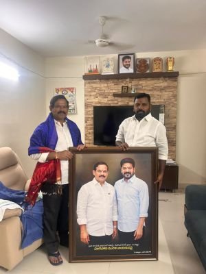 ఎమ్మెల్యే మురళి నాయక్ ను కలిసిన సీనియర్ కాంగ్రెస్ నాయకులు బుడిగే సతీష్ గౌడ్
