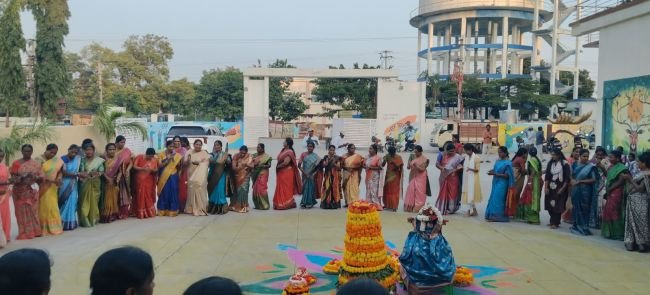 హుస్నాబాద్‌ పురపాలక సంఘంలో ముందస్తు బతుకమ్మ సంబరాలు