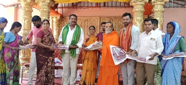 సొంత నిధులతో ఆడపడుచులకు బతుకమ్మ కానుక.. సర్పంచ్ రాజు ఔదార్య