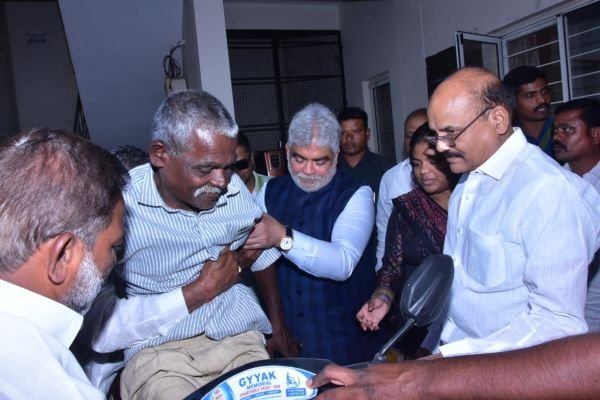 దివ్యాంగుడికి ఉచితంగా మూడు చక్రాల(యాక్టివా) వాహనం అందజేసిన స్పీకర్ గడ్డం ప్రసాద్ కుమార్, మున్సిపల్ చైర్‌పర్సన్ గడ్డం అనన్య