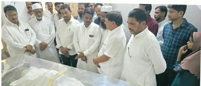 ఎంఏకరీంమృతదేహానికి నివాళులర్పించిన మాజీ ఎమ్మెల్యే భాస్కర్ రావు