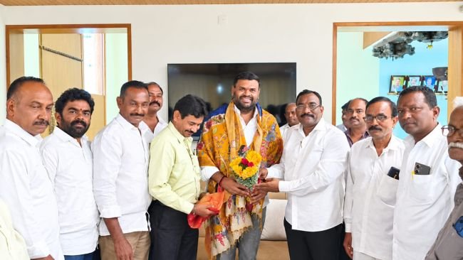 శ్రీకాళహస్తి ఎమ్మెల్యే తో జనసేన పార్టీ నేత మిద్దెల హరి భేటీ