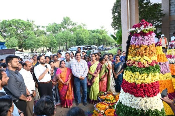 కలెక్టరేట్‌లో ఘనంగా బతుకమ్మ సంబరాలు.. పాల్గొన్న కలెక్టర్ దీపక్ తివారి